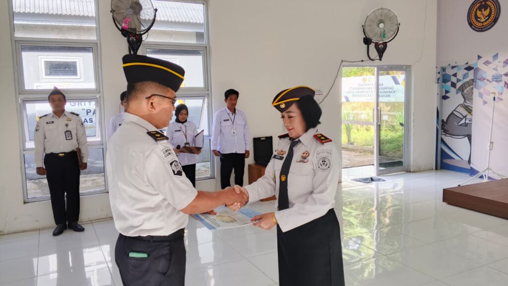 Pegawai Teladan Triwulan I 2026, Staff Kepegawaian Terima Penghargaan Pegawai dalam Kontribusi Rekrutmen Magang Kemnaker