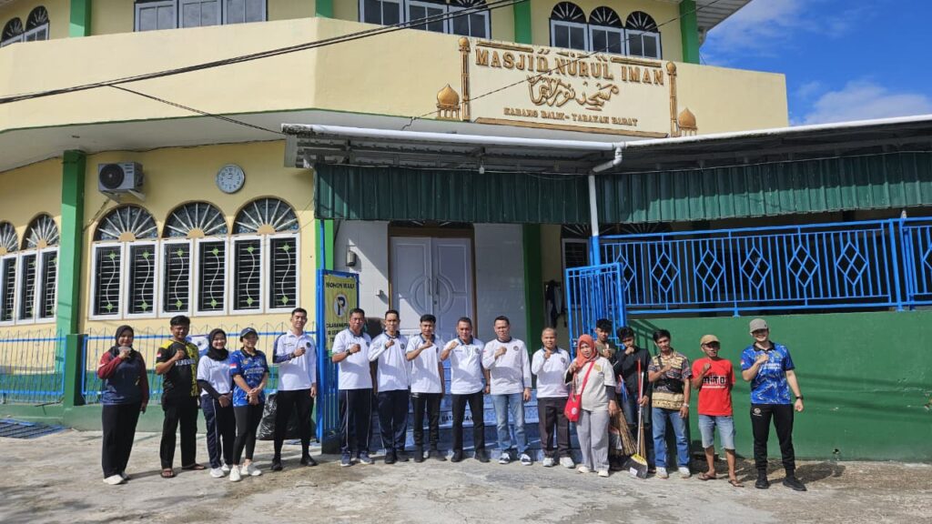 Gotong Royong Membersihkan Masjid, Bapas Tarakan Laksanakan Aksi Sosial Klien Pemasyarakatan Peduli